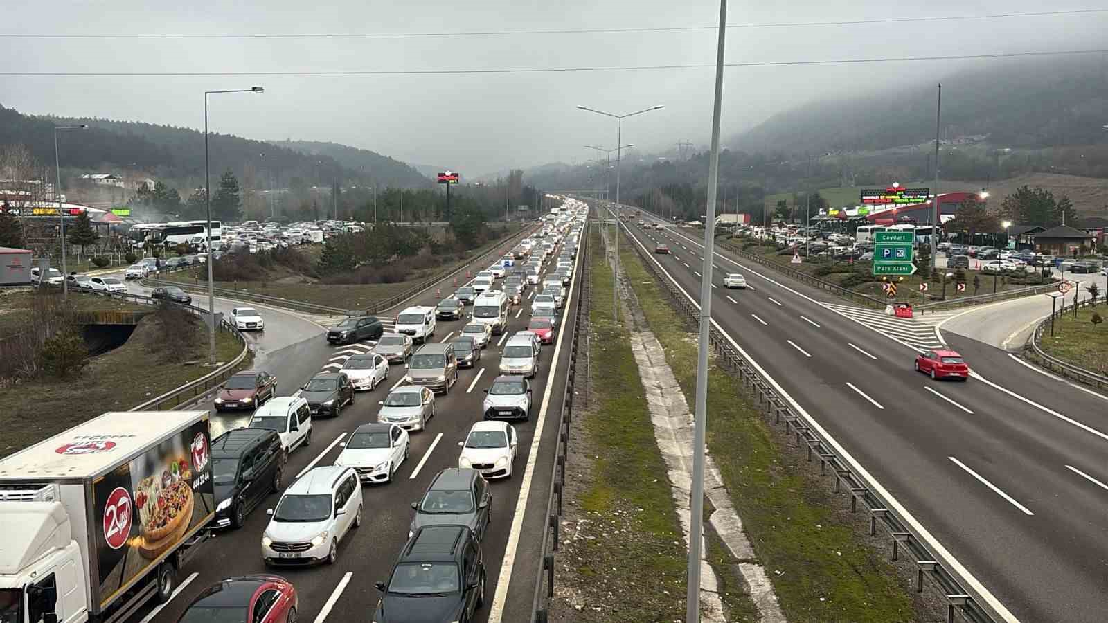 Bolu’da tatilcilerin dönüş yoğunluğu: Kilometrelerce araç kuyruğu oluştu

