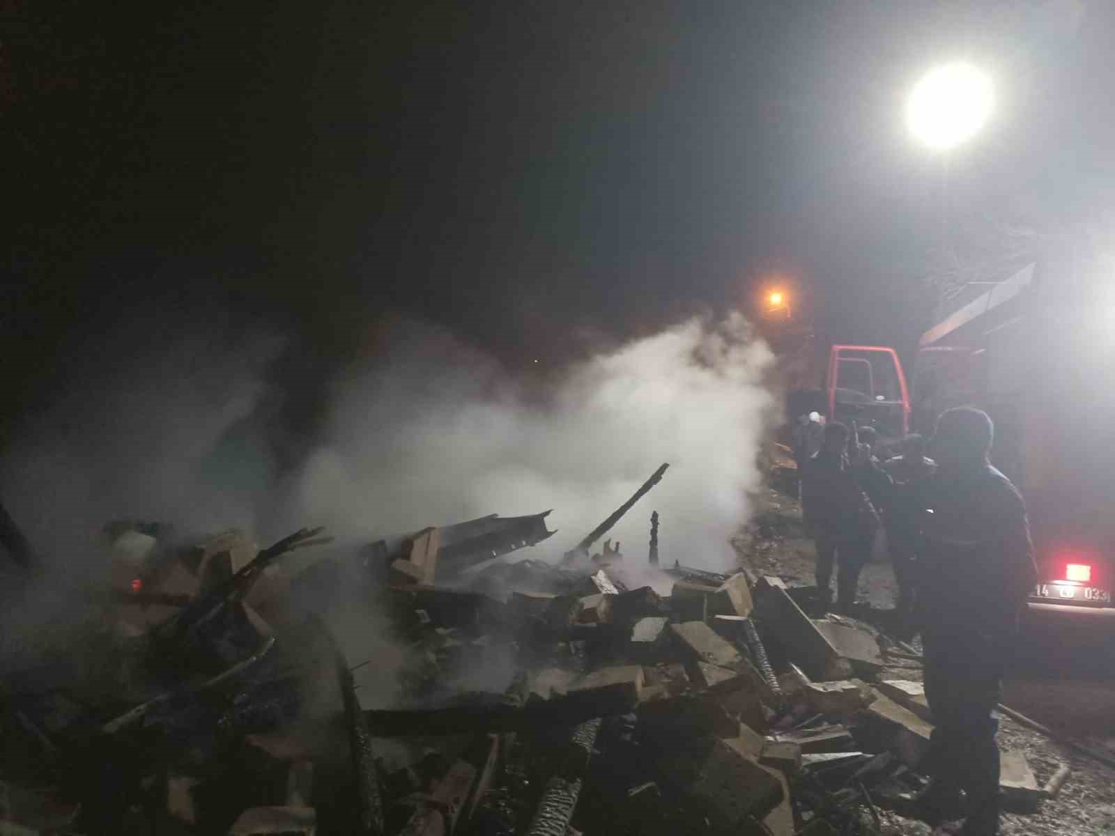 Bolu’da tek katlı ev küle döndü
