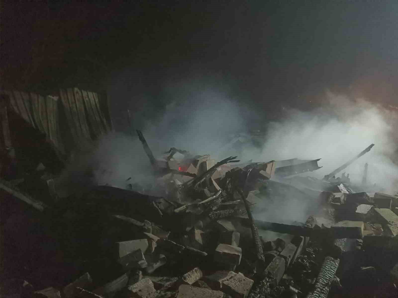 Bolu’da tek katlı ev küle döndü
