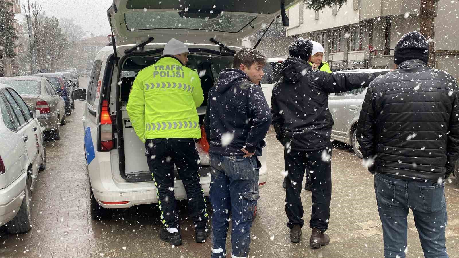 Bolu’da ters yönden gelen motosiklet 2 otomobile çarptı
