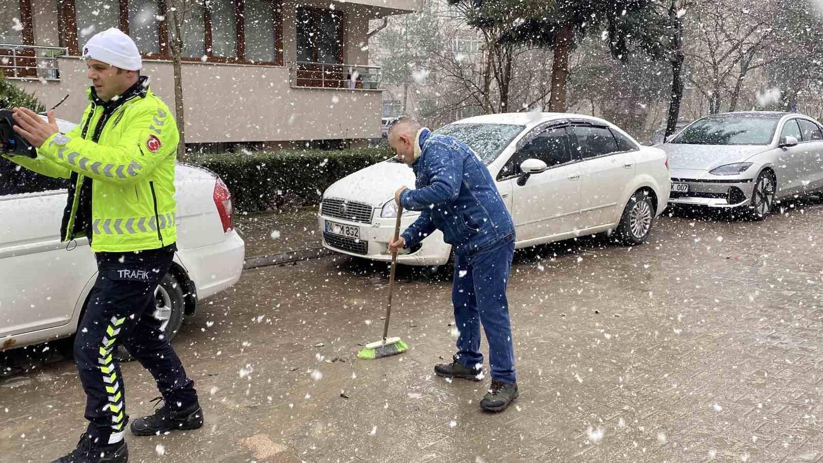 Bolu’da ters yönden gelen motosiklet 2 otomobile çarptı
