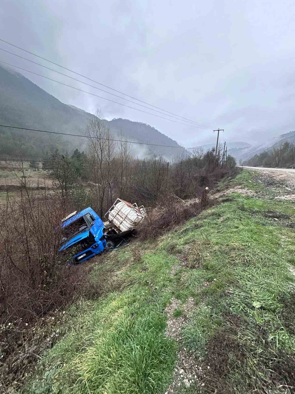Bolu’da tır şarampole devrildi, elektrik direği zarar gördü
