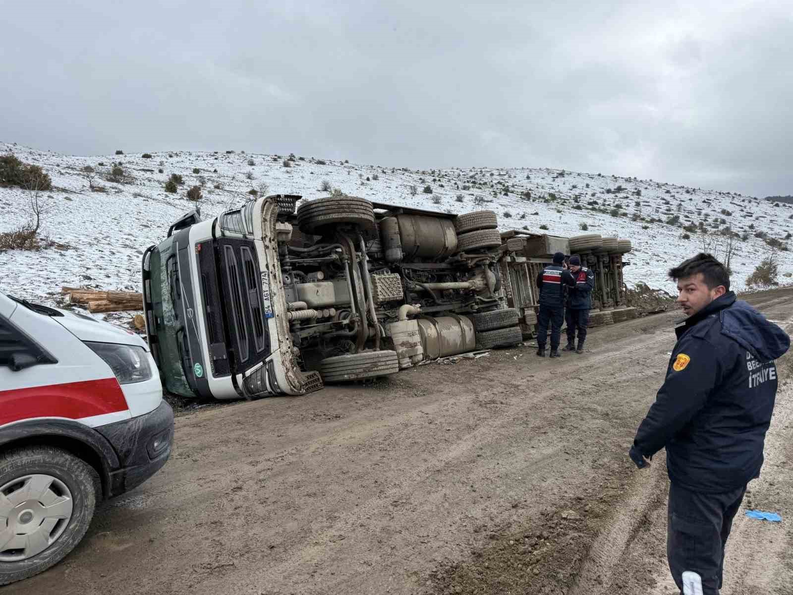 Bolu’da tomruk yüklü tır devrildi: 1 yaralı
