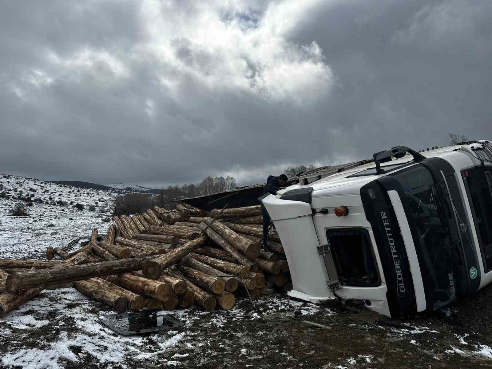 Bolu’da tomruk yüklü tır devrildi: 1 yaralı
