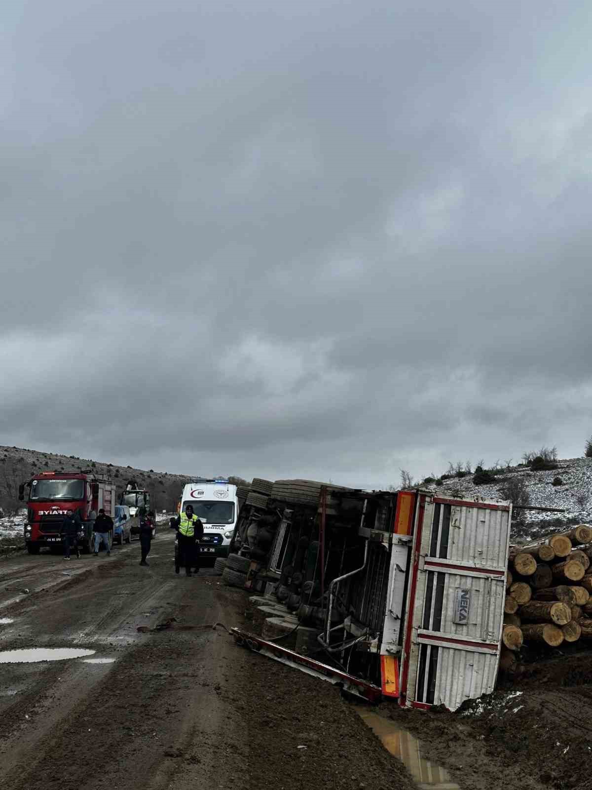 Bolu’da tomruk yüklü tır devrildi: 1 yaralı
