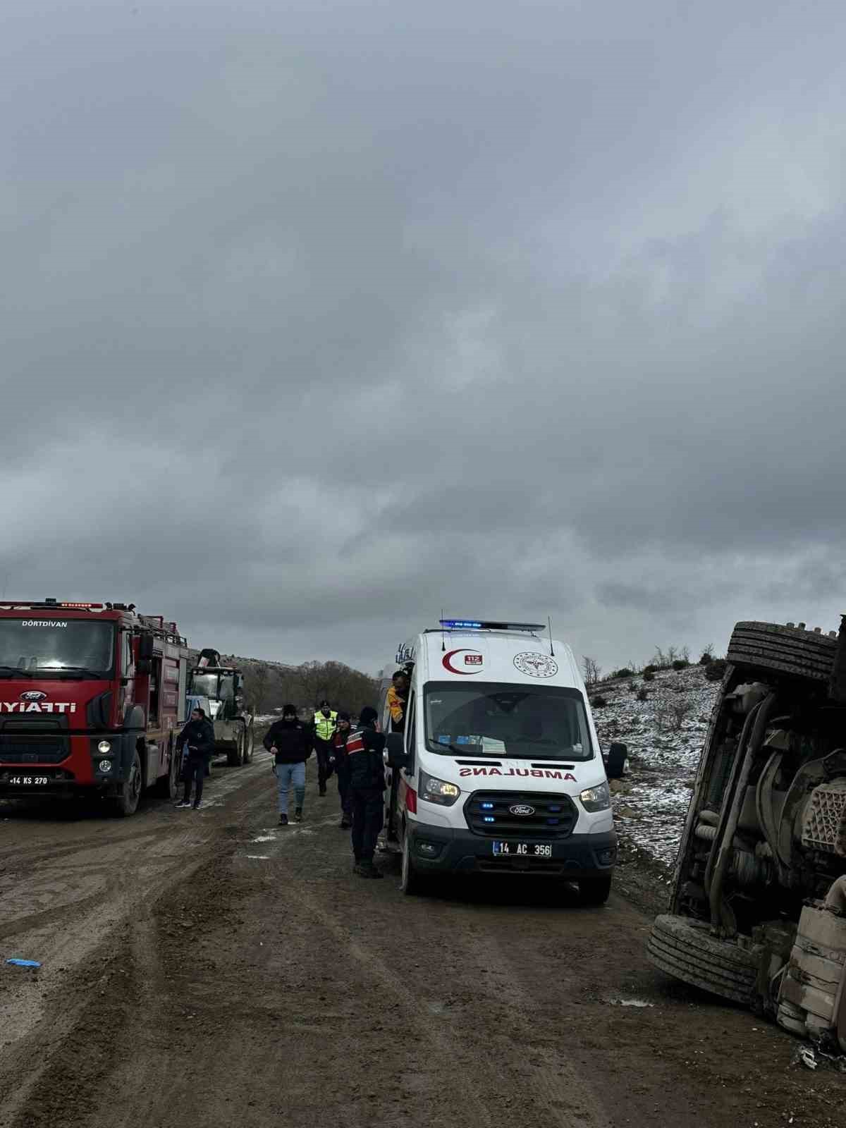 Bolu’da tomruk yüklü tır devrildi: 1 yaralı
