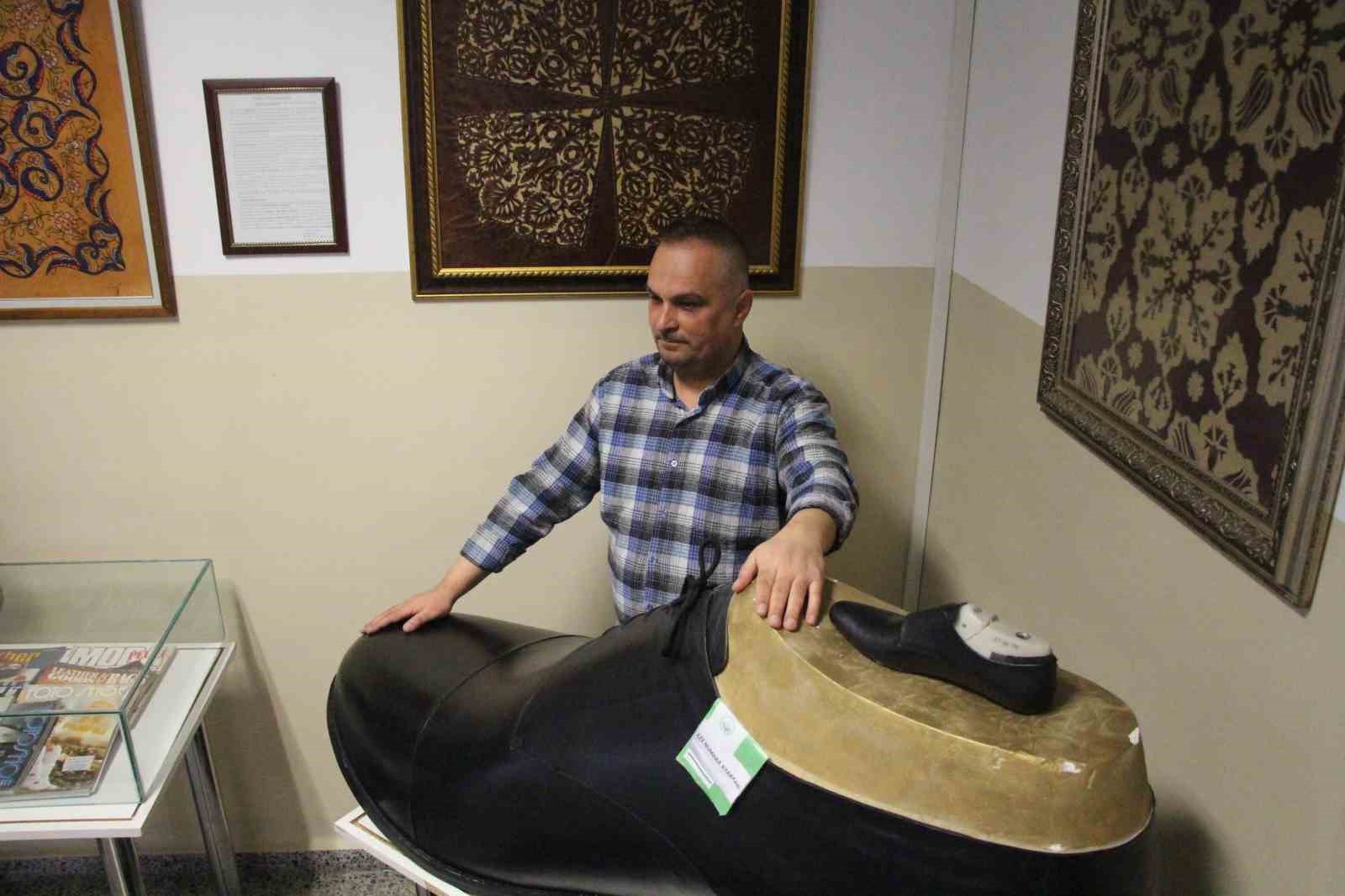 Bolu’da Türkiye’nin en büyük giyilebilir ayakkabısı üretildi: Tam 222 numara
