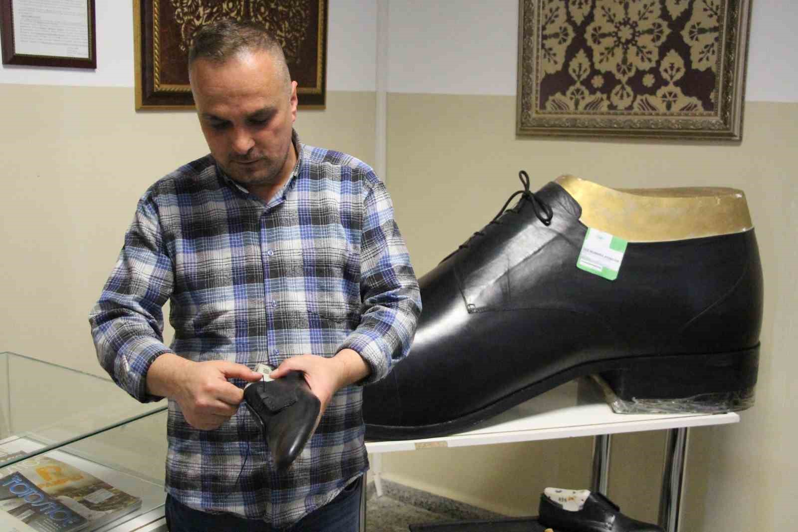 Bolu’da Türkiye’nin en büyük giyilebilir ayakkabısı üretildi: Tam 222 numara
