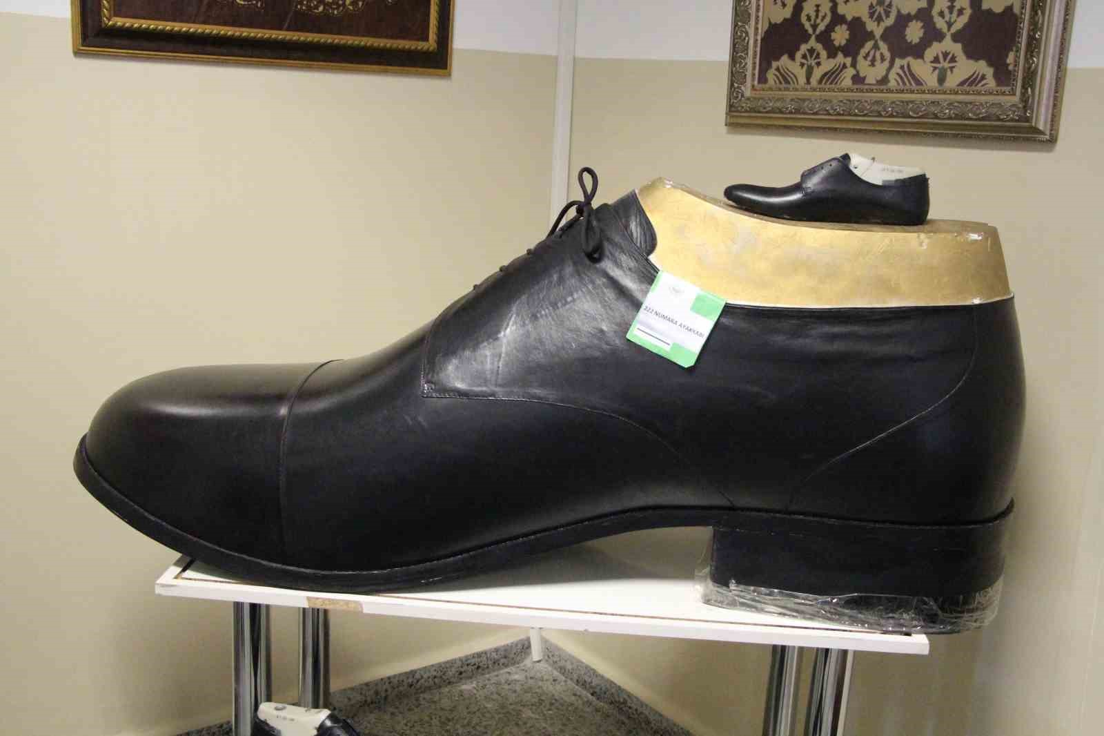 Bolu’da Türkiye’nin en büyük giyilebilir ayakkabısı üretildi: Tam 222 numara
