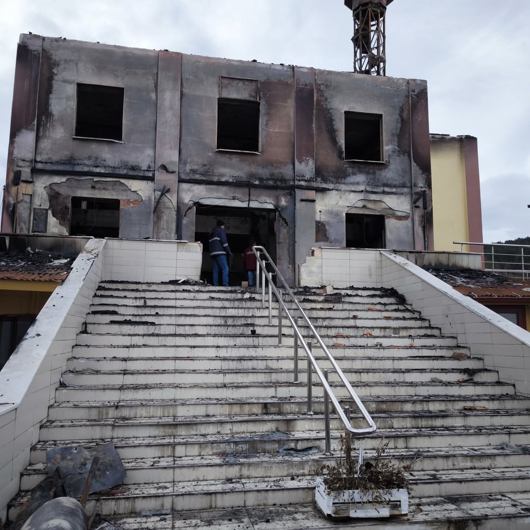 Bolu’da yanan camide enkaz kaldırma çalışmaları başladı
