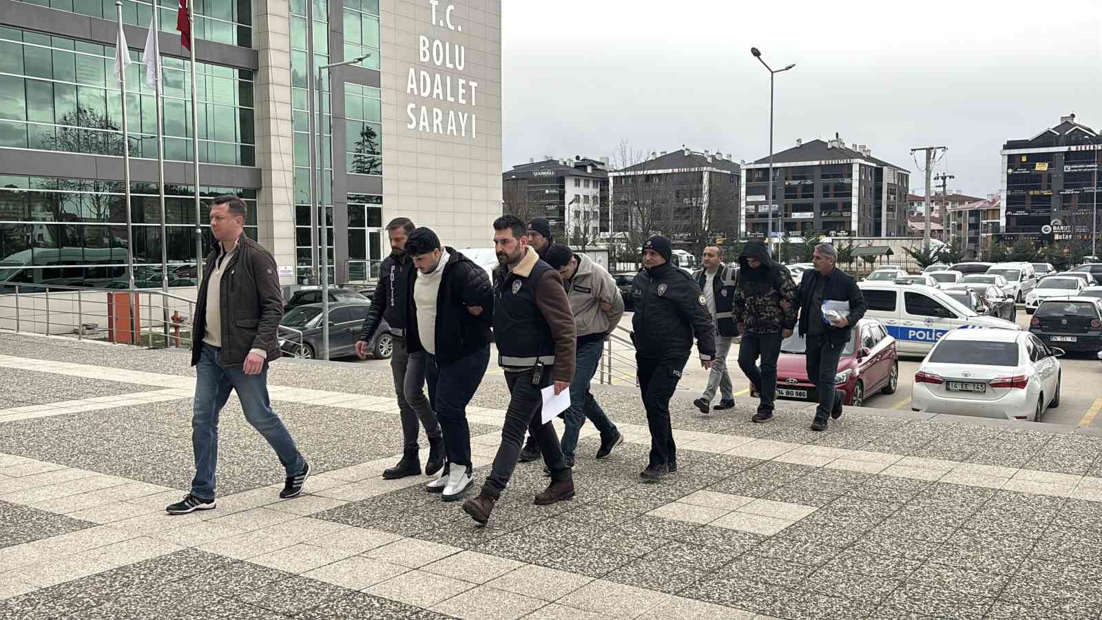 Bolu’da yaşlı çifti "polisiz" diyerek 2,3 milyon lira dolandırdılar
