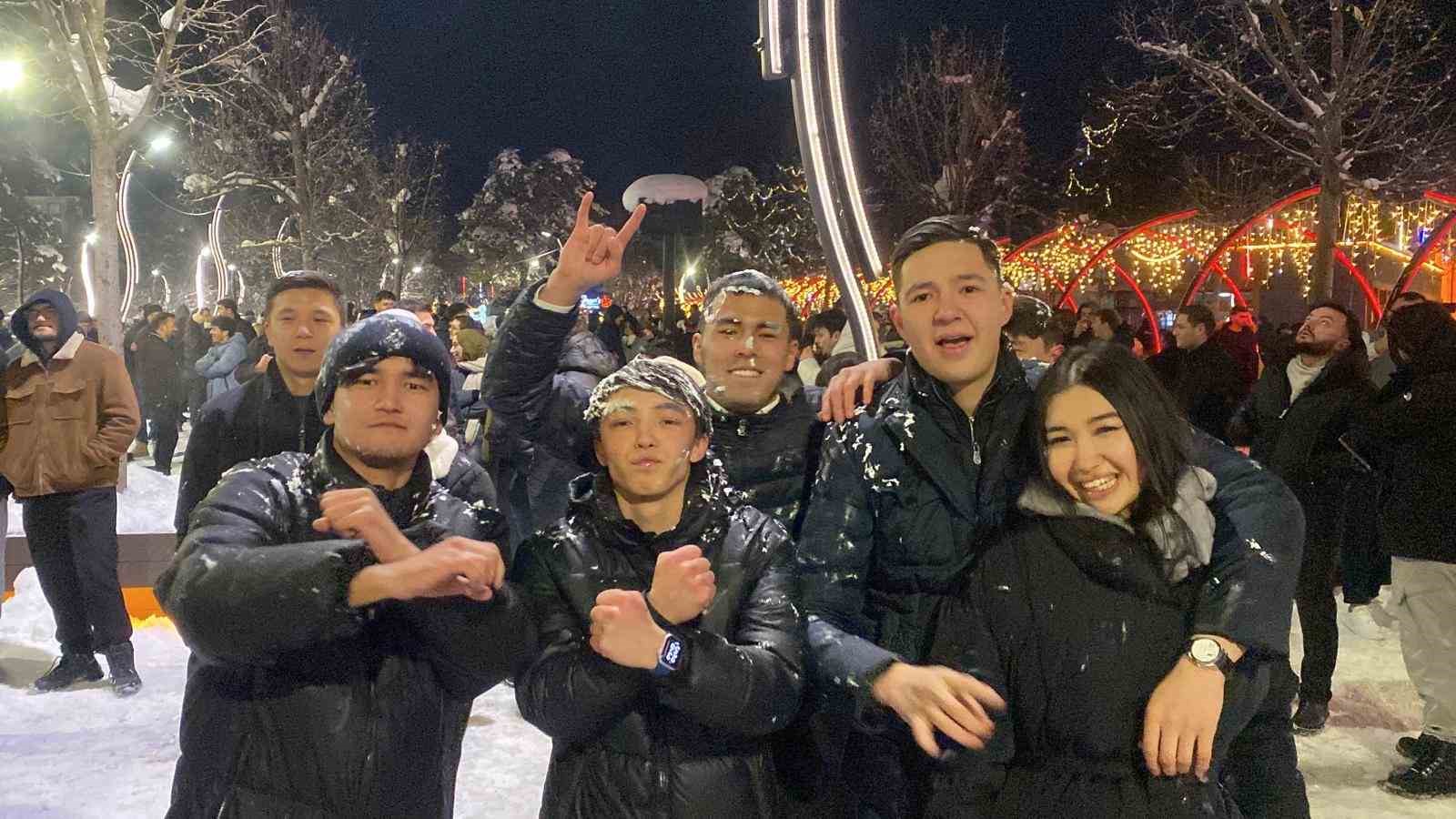 Bolu’da yeni yıl coşkusu: Kimisi oyun havasıyla, kimisi evlilik teklifiyle 2026’ya girdi
Bolu’da yeni yıl coşkusu: Kimisi oyun havasıyla, kimisi evlilik teklifiyle 2026’ya girdi