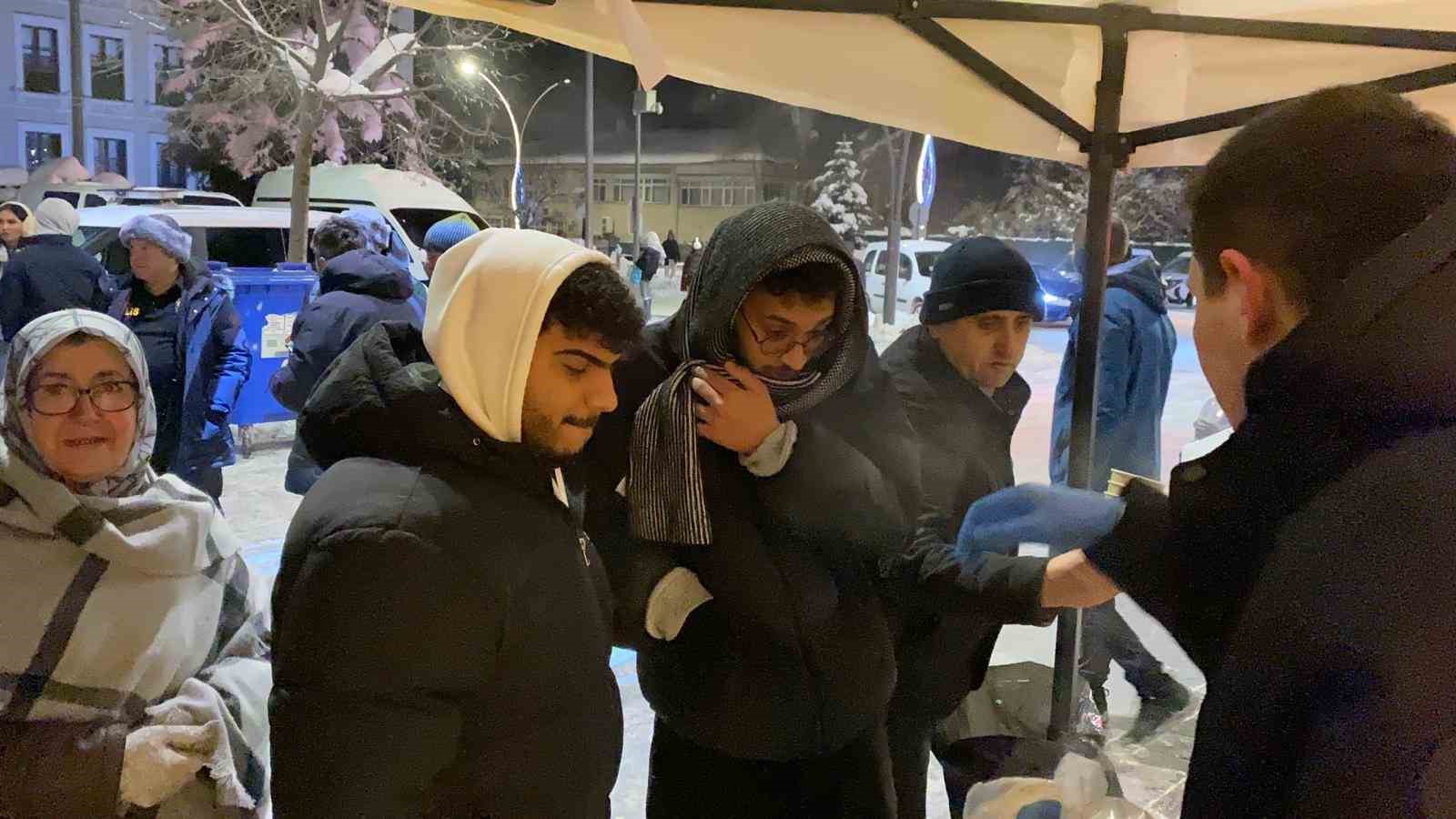 Bolu’da yeni yıl coşkusu: Kimisi oyun havasıyla, kimisi evlilik teklifiyle 2026’ya girdi
Bolu’da yeni yıl coşkusu: Kimisi oyun havasıyla, kimisi evlilik teklifiyle 2026’ya girdi