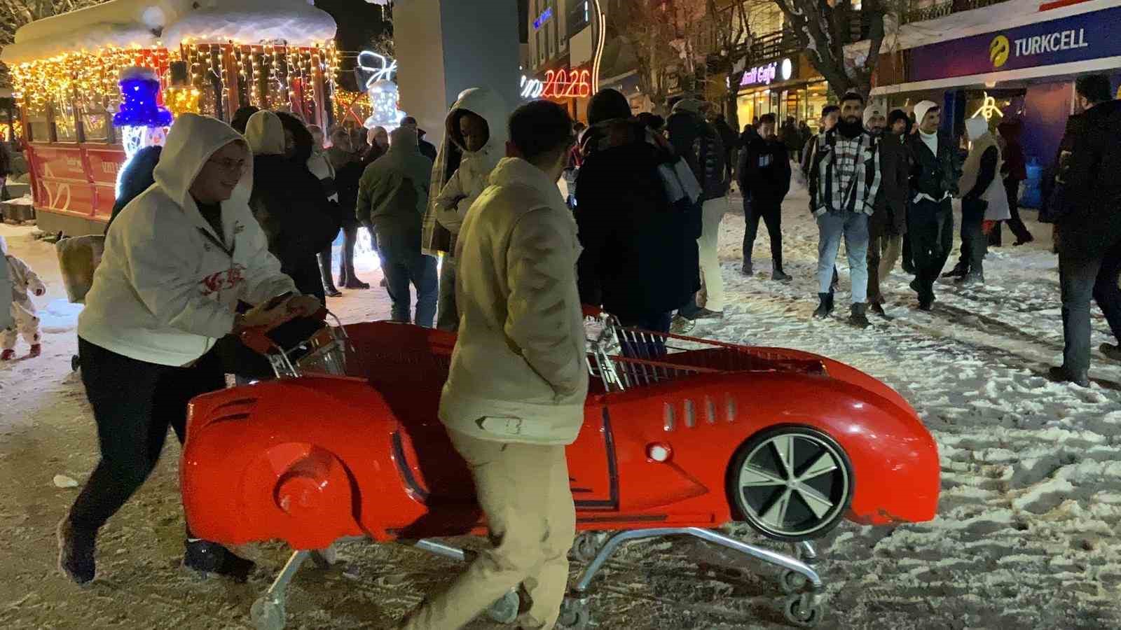 Bolu’da yeni yıl coşkusu: Kimisi oyun havasıyla, kimisi evlilik teklifiyle 2026’ya girdi
Bolu’da yeni yıl coşkusu: Kimisi oyun havasıyla, kimisi evlilik teklifiyle 2026’ya girdi