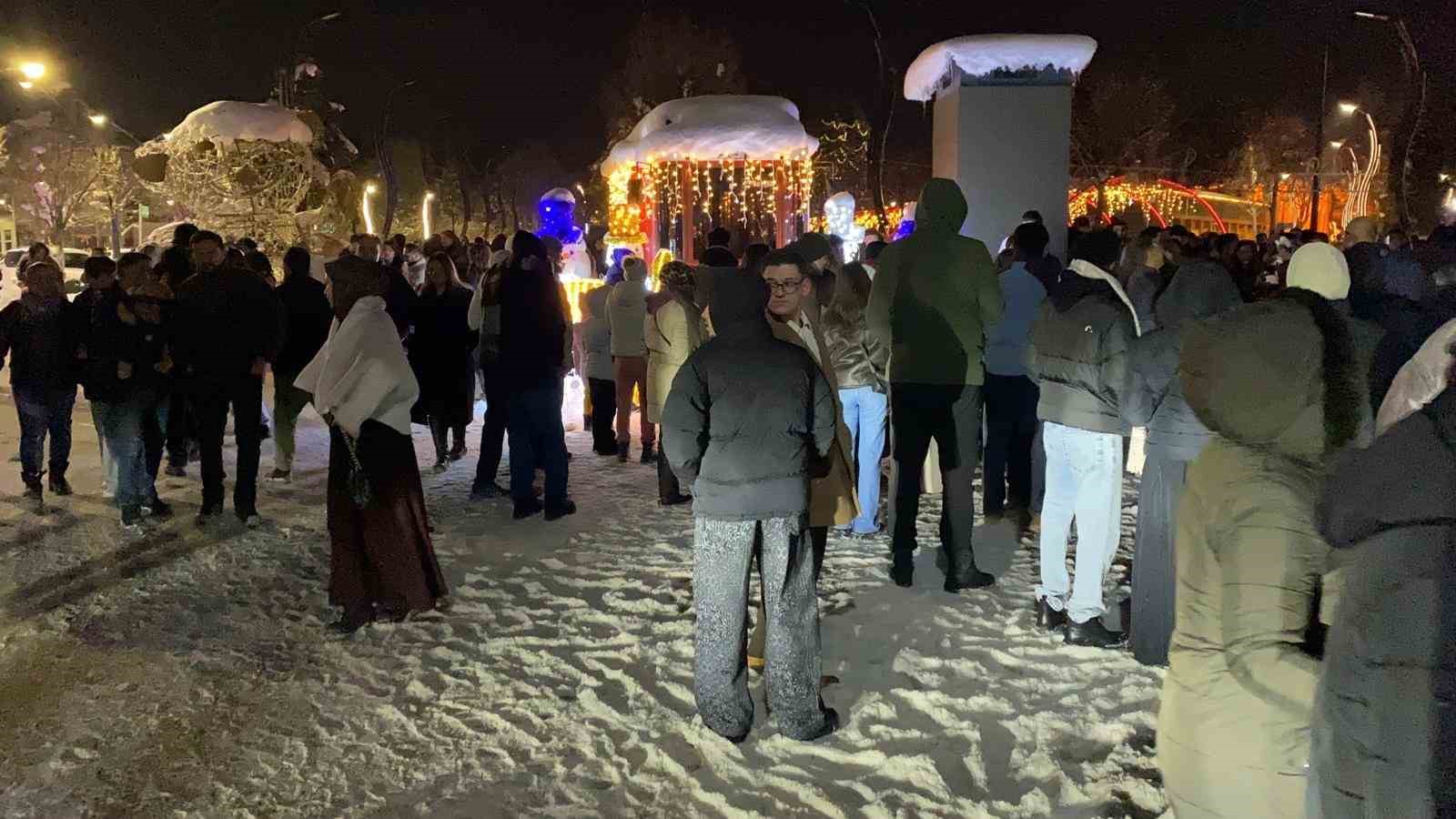 Bolu’da yeni yıl coşkusu: Kimisi oyun havasıyla, kimisi evlilik teklifiyle 2026’ya girdi
Bolu’da yeni yıl coşkusu: Kimisi oyun havasıyla, kimisi evlilik teklifiyle 2026’ya girdi