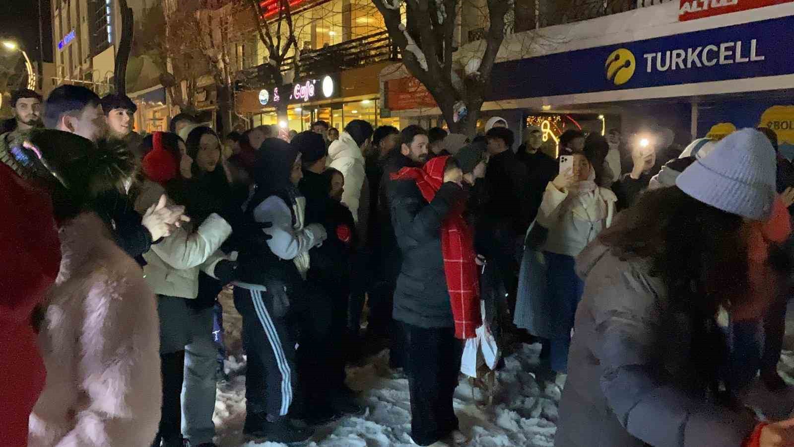 Bolu’da yeni yıl coşkusu: Kimisi oyun havasıyla, kimisi evlilik teklifiyle 2026’ya girdi
Bolu’da yeni yıl coşkusu: Kimisi oyun havasıyla, kimisi evlilik teklifiyle 2026’ya girdi