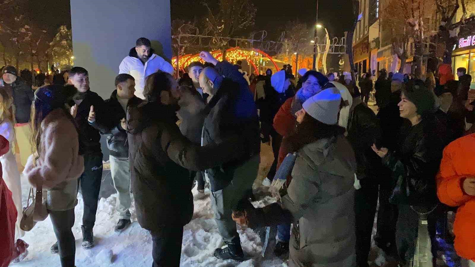 Bolu’da yeni yıl coşkusu: Kimisi oyun havasıyla, kimisi evlilik teklifiyle 2026’ya girdi
Bolu’da yeni yıl coşkusu: Kimisi oyun havasıyla, kimisi evlilik teklifiyle 2026’ya girdi