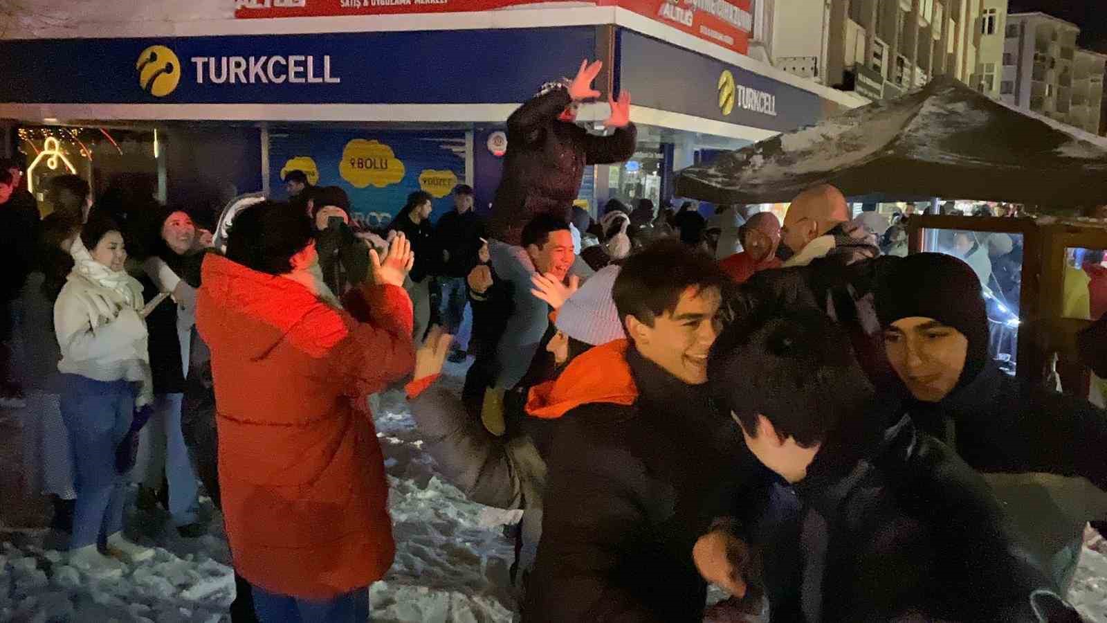 Bolu’da yeni yıl coşkusu: Kimisi oyun havasıyla, kimisi evlilik teklifiyle 2026’ya girdi
Bolu’da yeni yıl coşkusu: Kimisi oyun havasıyla, kimisi evlilik teklifiyle 2026’ya girdi