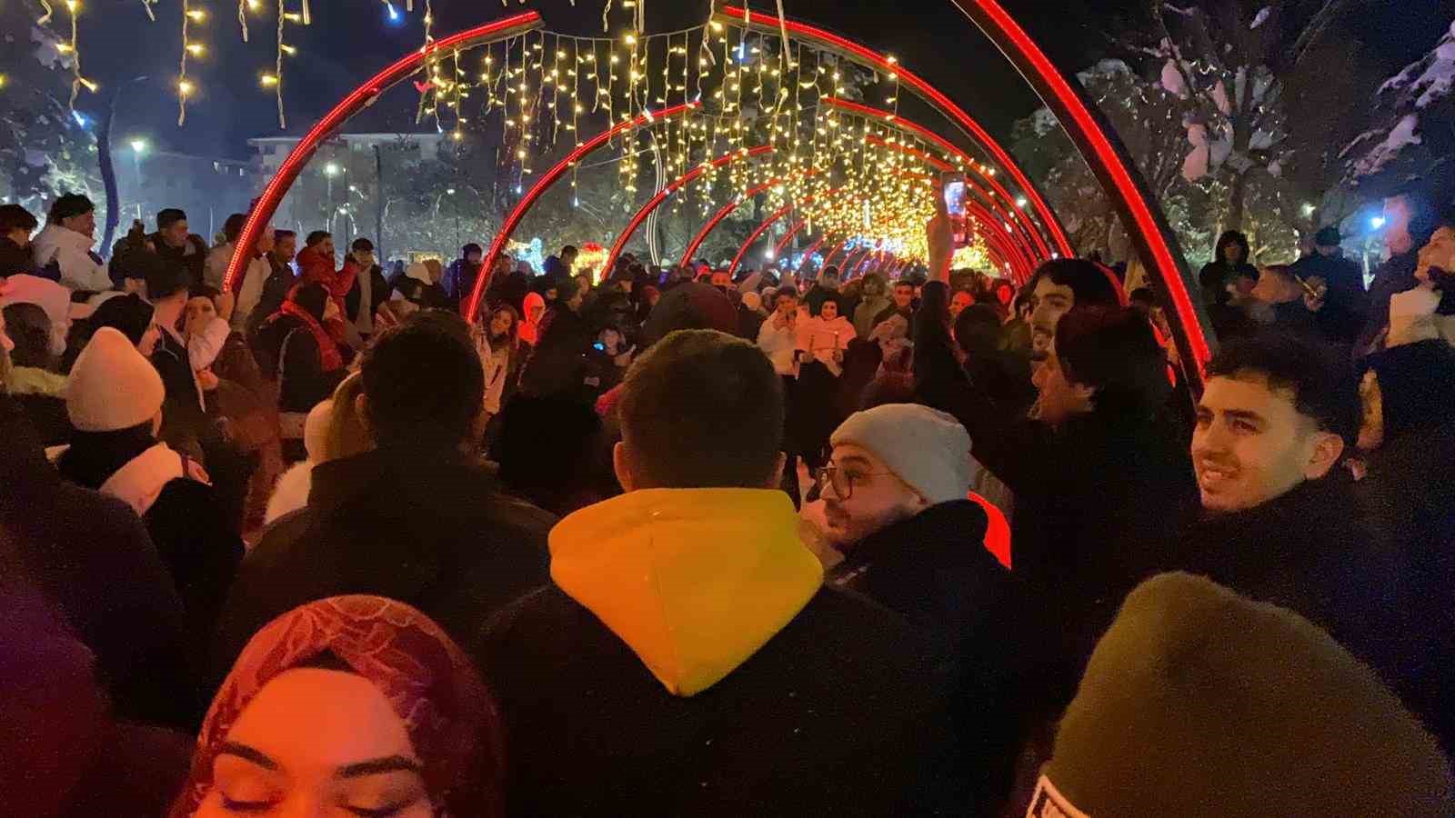 Bolu’da yeni yıl coşkusu: Kimisi oyun havasıyla, kimisi evlilik teklifiyle 2026’ya girdi
Bolu’da yeni yıl coşkusu: Kimisi oyun havasıyla, kimisi evlilik teklifiyle 2026’ya girdi