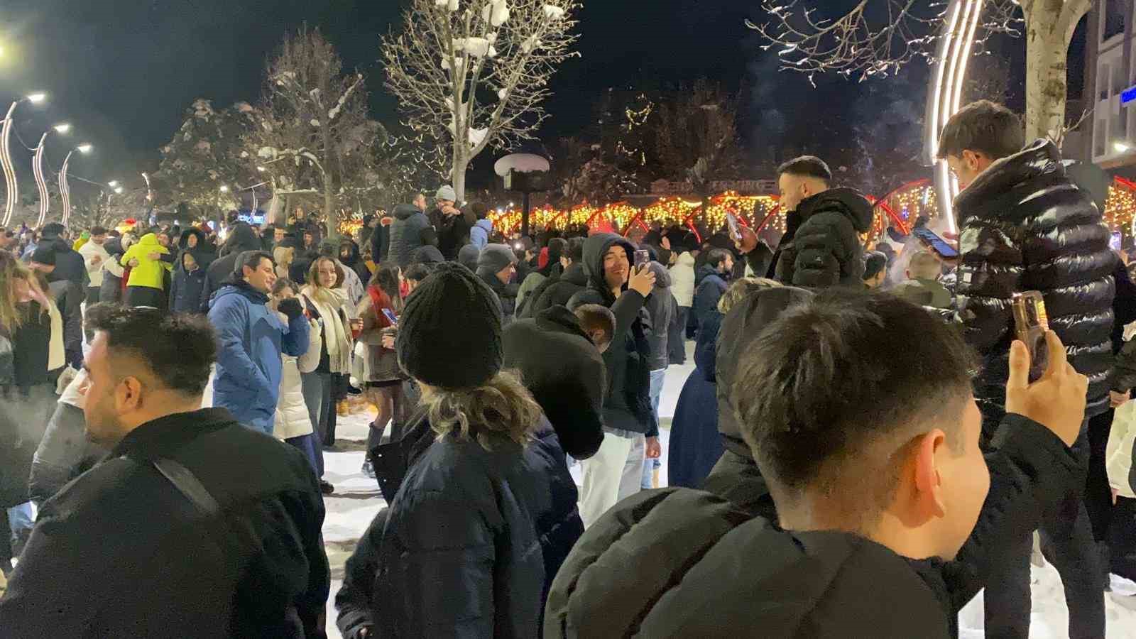 Bolu’da yeni yıl coşkusu: Kimisi oyun havasıyla, kimisi evlilik teklifiyle 2026’ya girdi
Bolu’da yeni yıl coşkusu: Kimisi oyun havasıyla, kimisi evlilik teklifiyle 2026’ya girdi