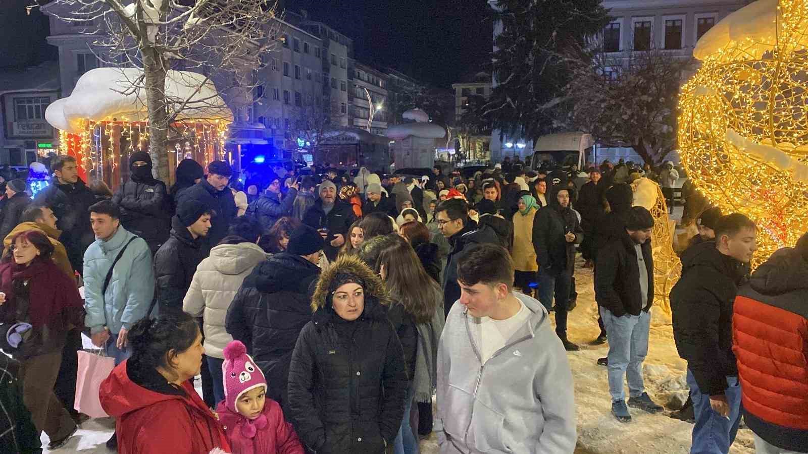 Bolu’da yeni yıl coşkusu: Kimisi oyun havasıyla, kimisi evlilik teklifiyle 2026’ya girdi
Bolu’da yeni yıl coşkusu: Kimisi oyun havasıyla, kimisi evlilik teklifiyle 2026’ya girdi