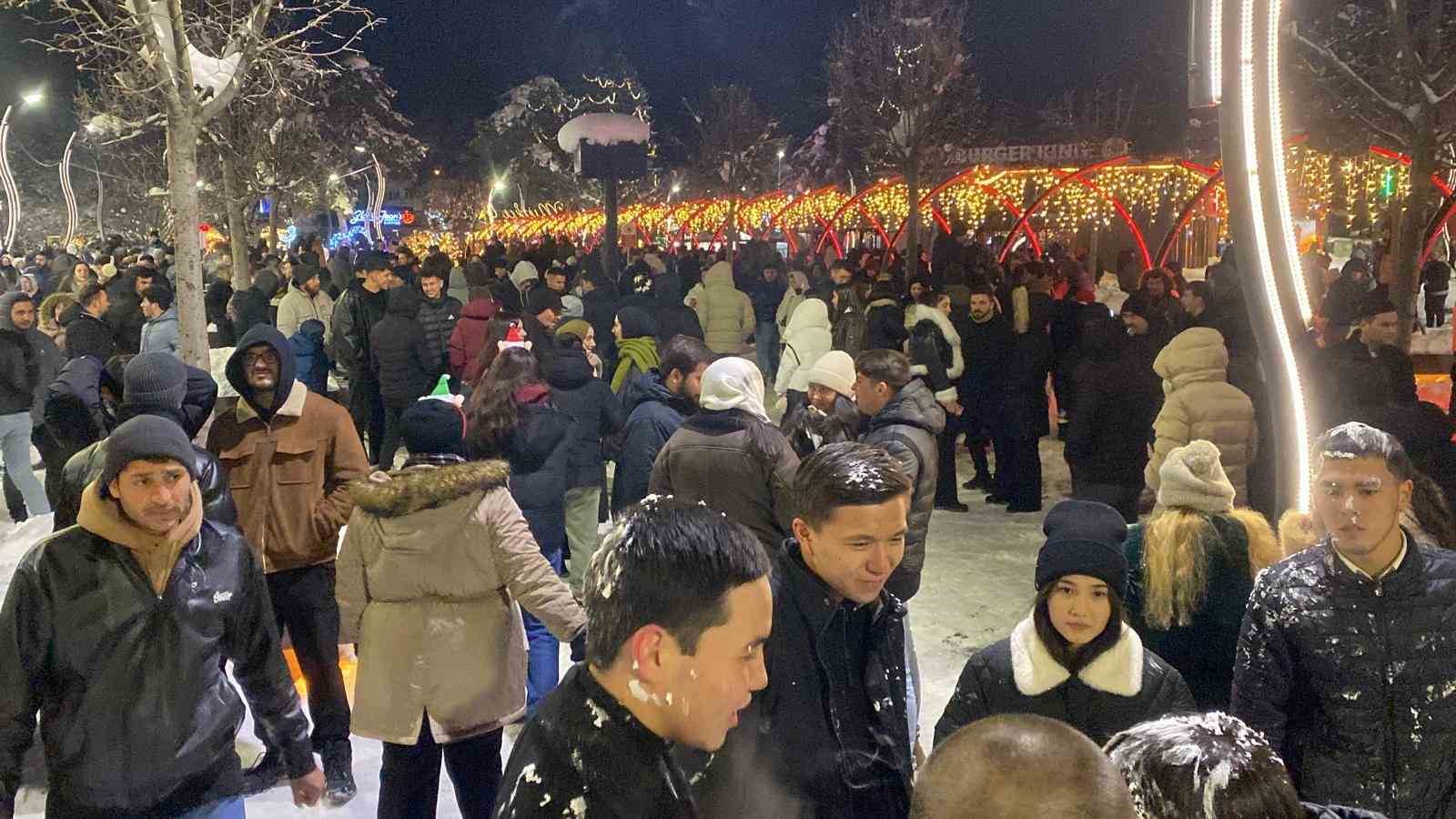 Bolu’da yeni yıl coşkusu: Kimisi oyun havasıyla, kimisi evlilik teklifiyle 2026’ya girdi
Bolu’da yeni yıl coşkusu: Kimisi oyun havasıyla, kimisi evlilik teklifiyle 2026’ya girdi