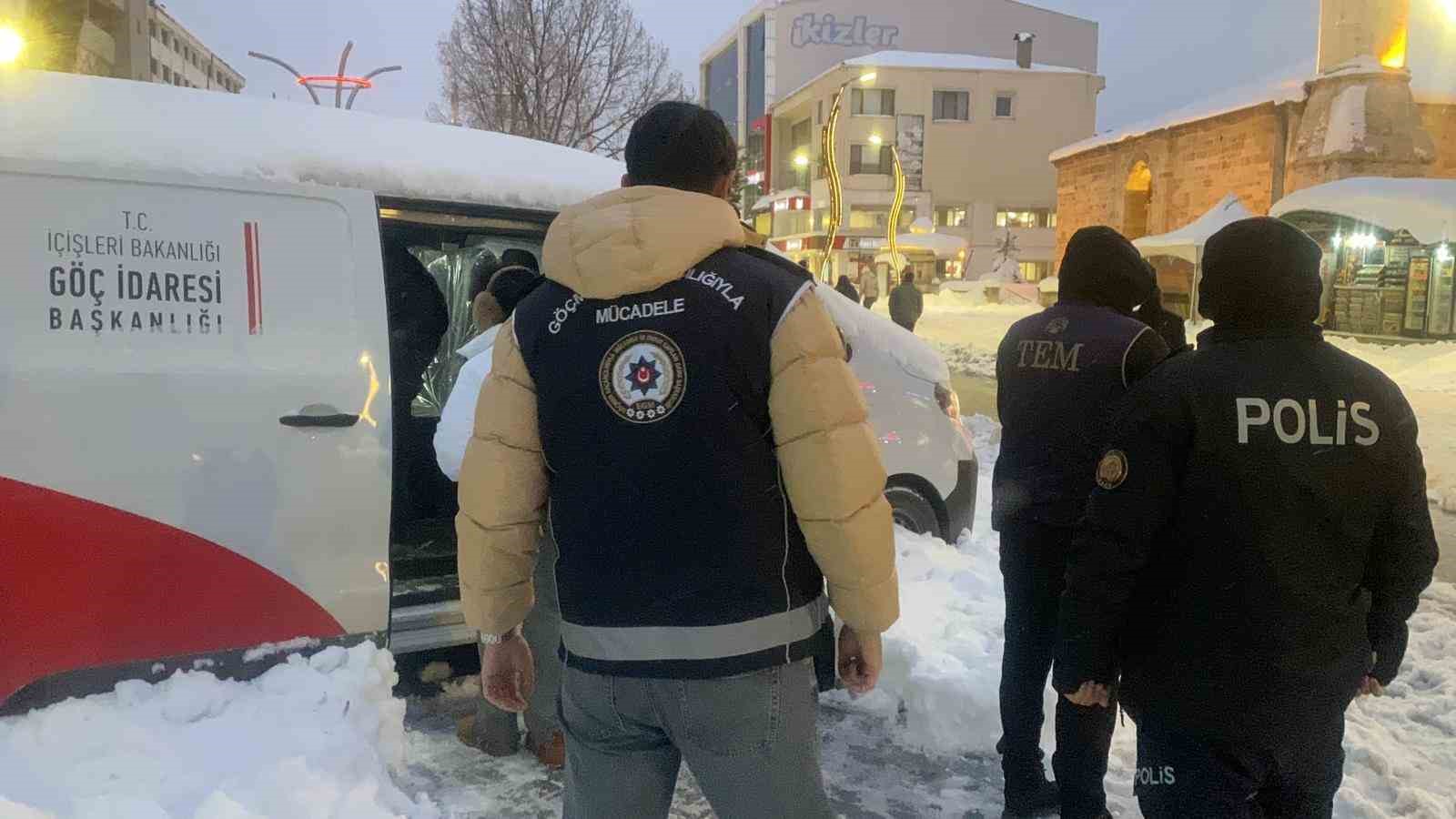 Bolu’da yılbaşı gecesi öncesi sıkı denetim: Tek tek kimlik kontrolü yapıldı
