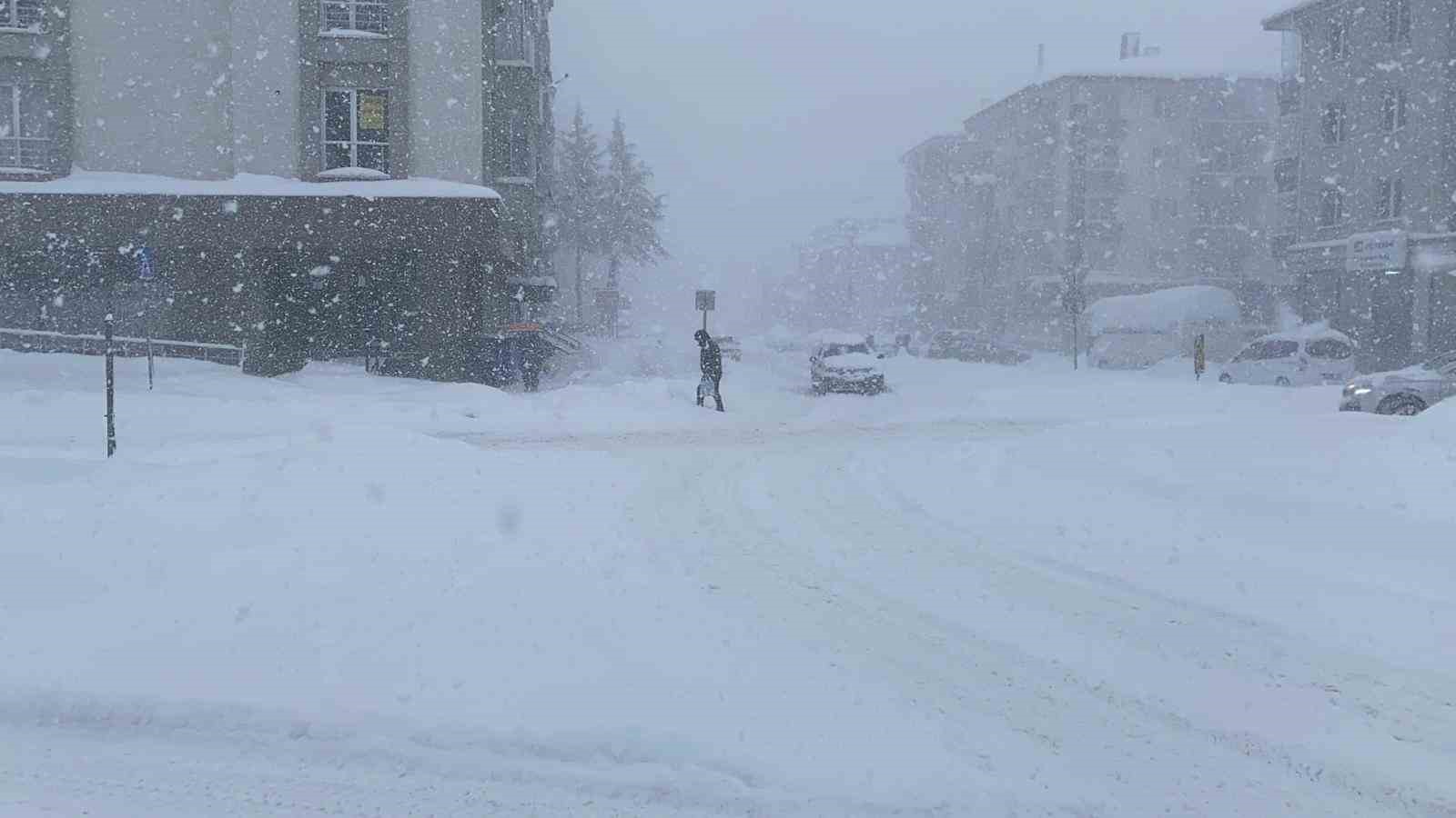 Bolu’da yoğun kar yağışı: Göz gözü görmüyor
