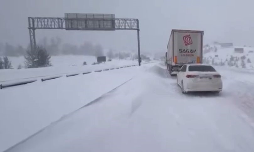 Bolu’da yoğun karda tırlar rampayı çıkamadı: Gerede-Samsun yolu ulaşıma kapandı
