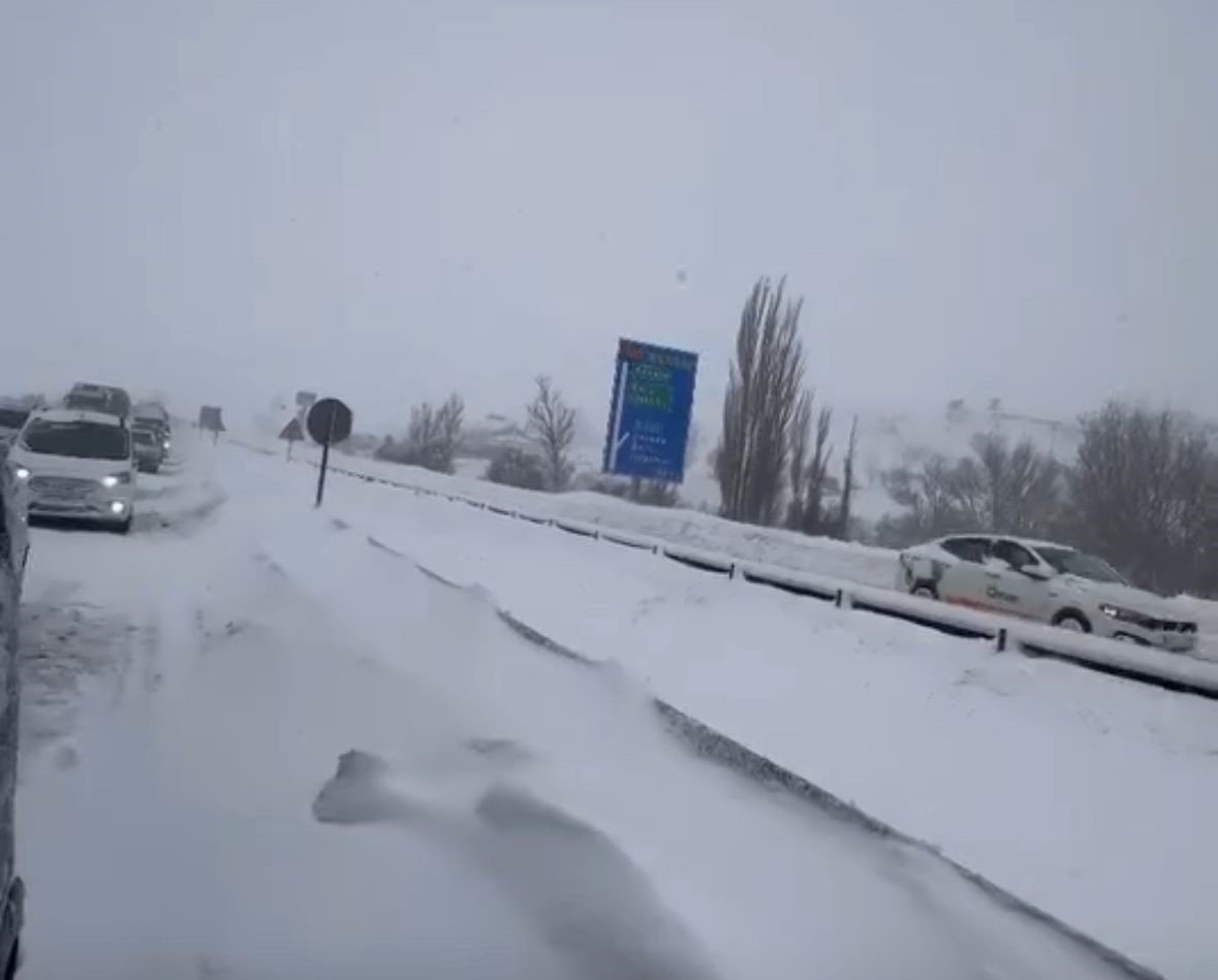 Bolu’da yoğun karda tırlar rampayı çıkamadı: Gerede-Samsun yolu ulaşıma kapandı
