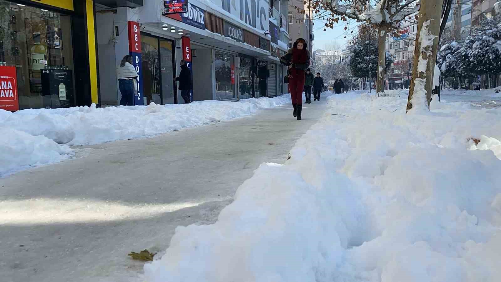 Bolu’da yollar buz tuttu, vatandaşlar zor anlar yaşadı
