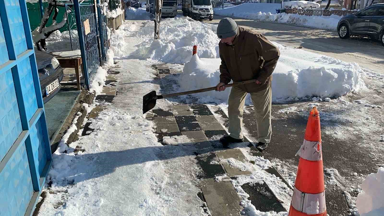 Bolu’da yollar buz tuttu, vatandaşlar zor anlar yaşadı
