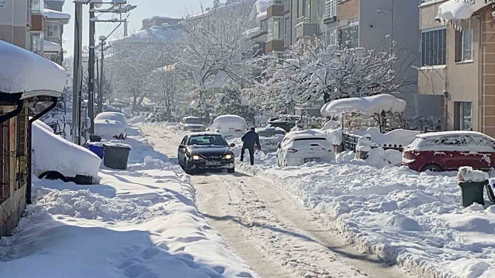 Bolu’da yollar buz tuttu, vatandaşlar zor anlar yaşadı
