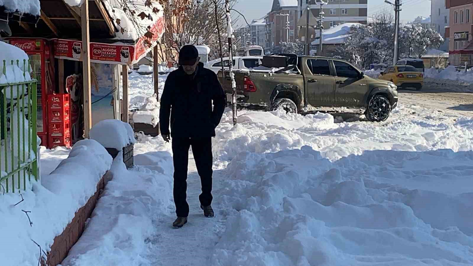 Bolu’da yollar buz tuttu, vatandaşlar zor anlar yaşadı

