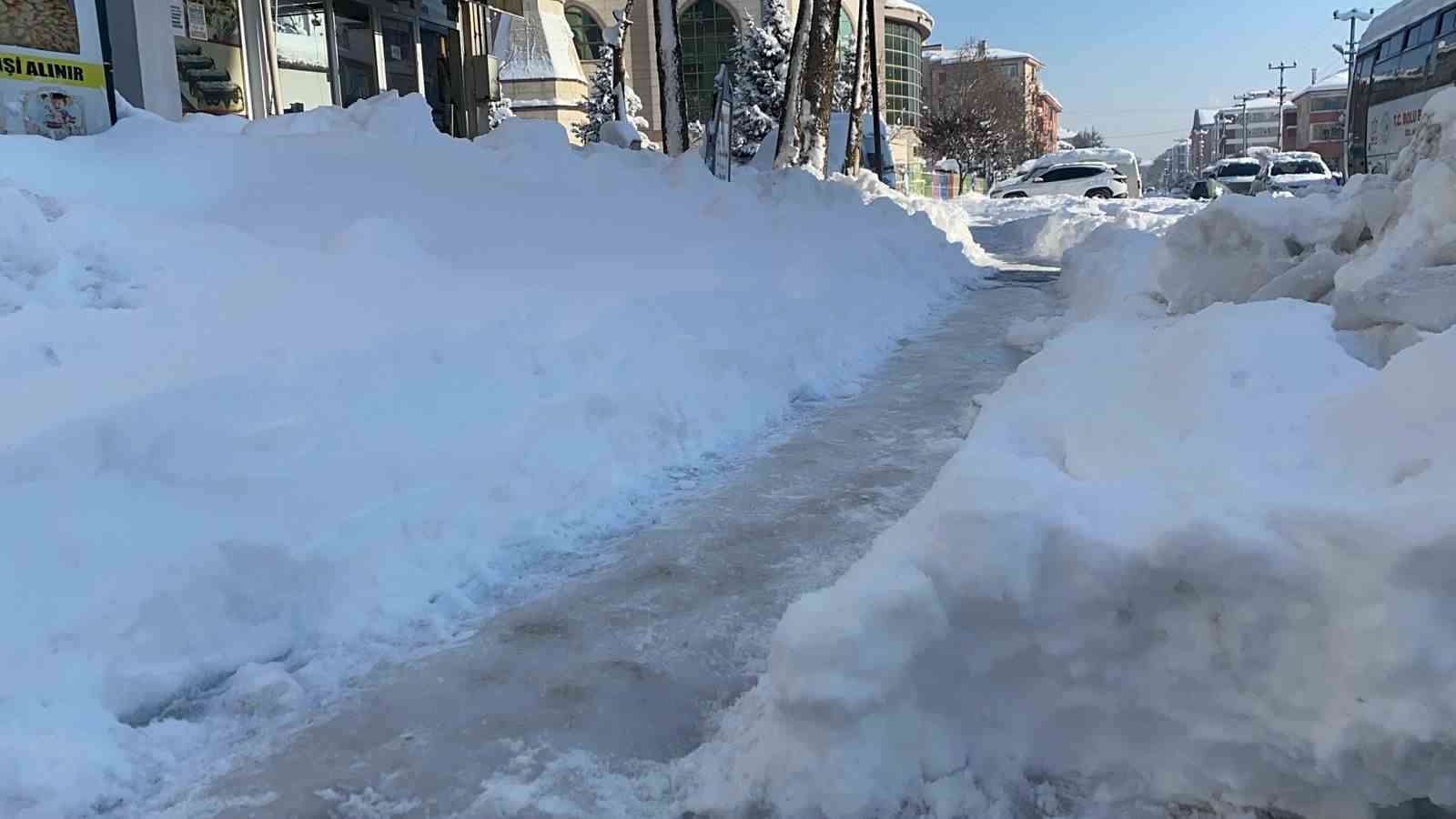 Bolu’da yollar buz tuttu, vatandaşlar zor anlar yaşadı
