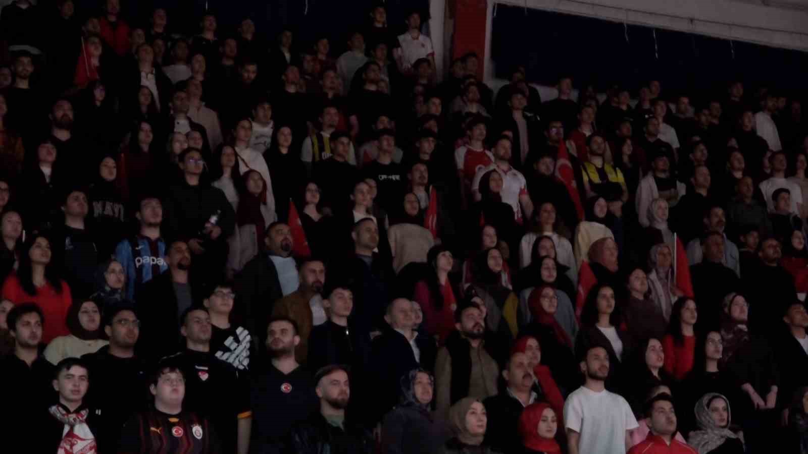 Bolu’da yüzlerce kişi milli maç için tek yürek oldu
