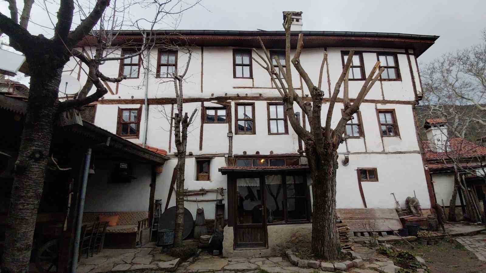 Bolu’daki tarihi konağa tatilcilerden yoğun ilgi
Bolu’daki tarihi konağa tatilcilerden yoğun ilgi