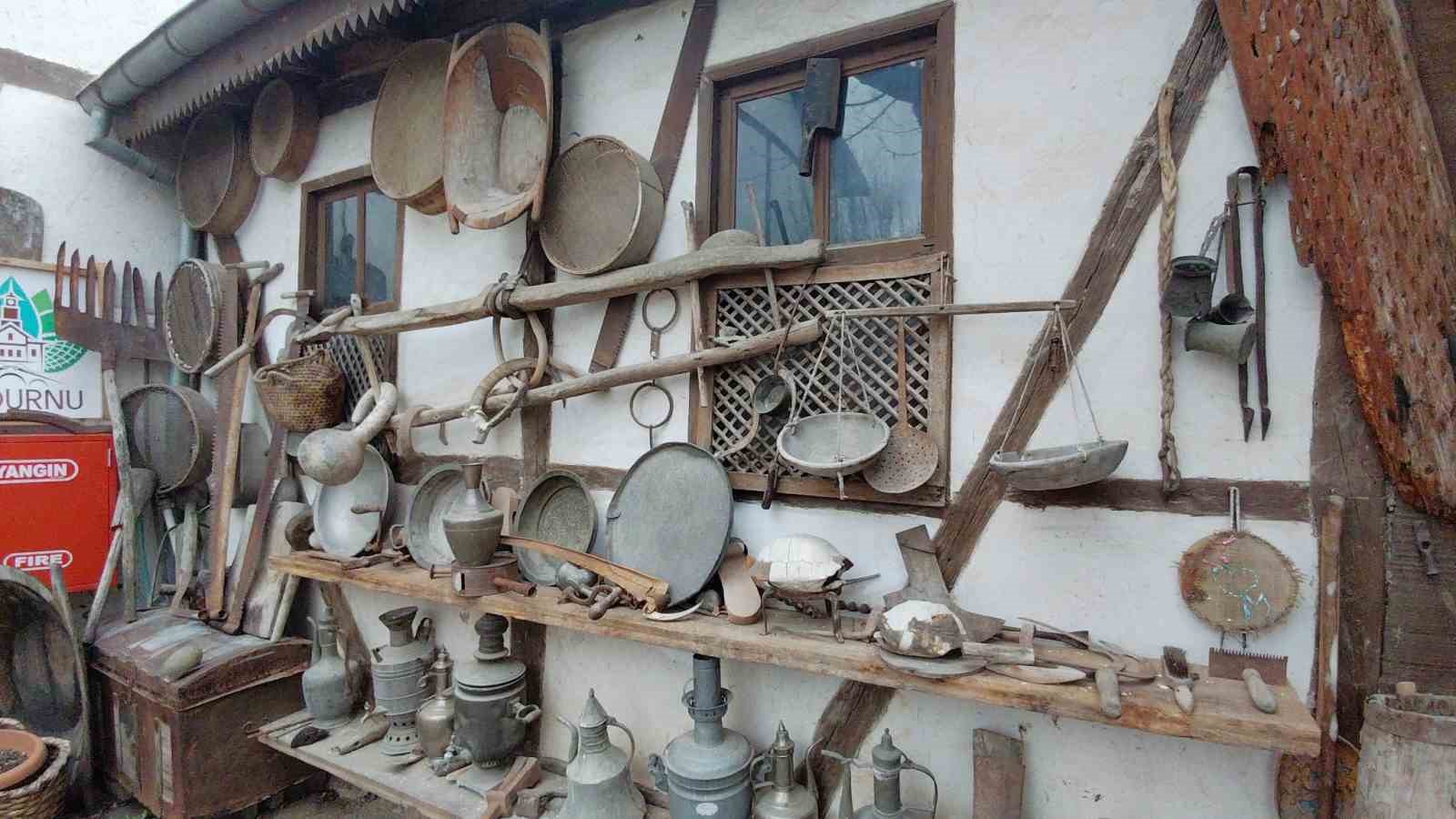 Bolu’daki tarihi konağa tatilcilerden yoğun ilgi
Bolu’daki tarihi konağa tatilcilerden yoğun ilgi