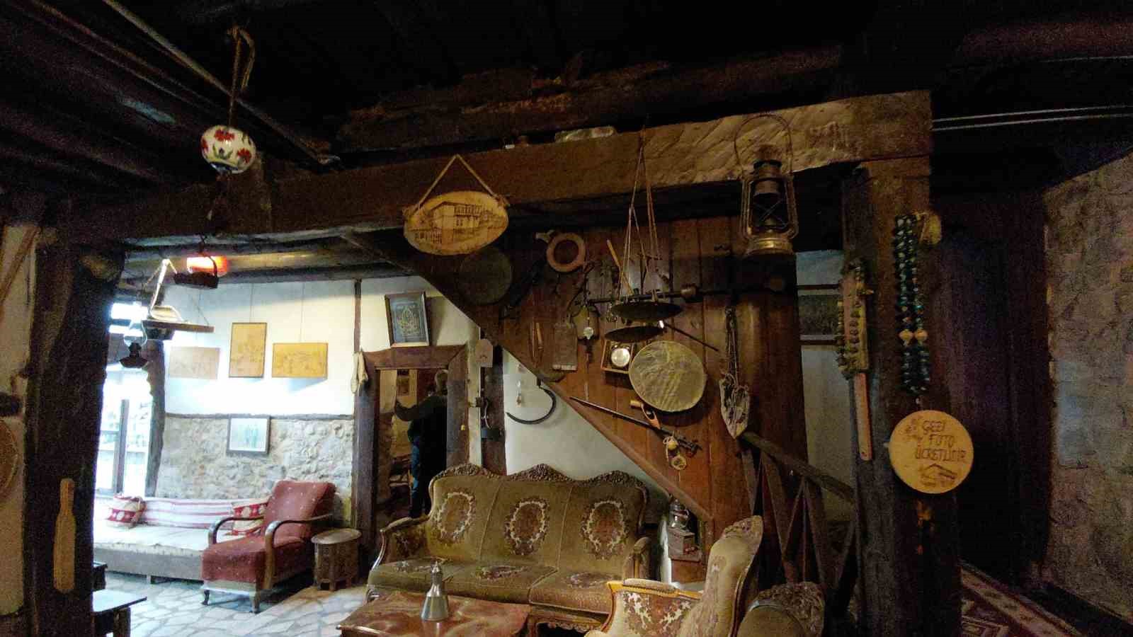 Bolu’daki tarihi konağa tatilcilerden yoğun ilgi
Bolu’daki tarihi konağa tatilcilerden yoğun ilgi