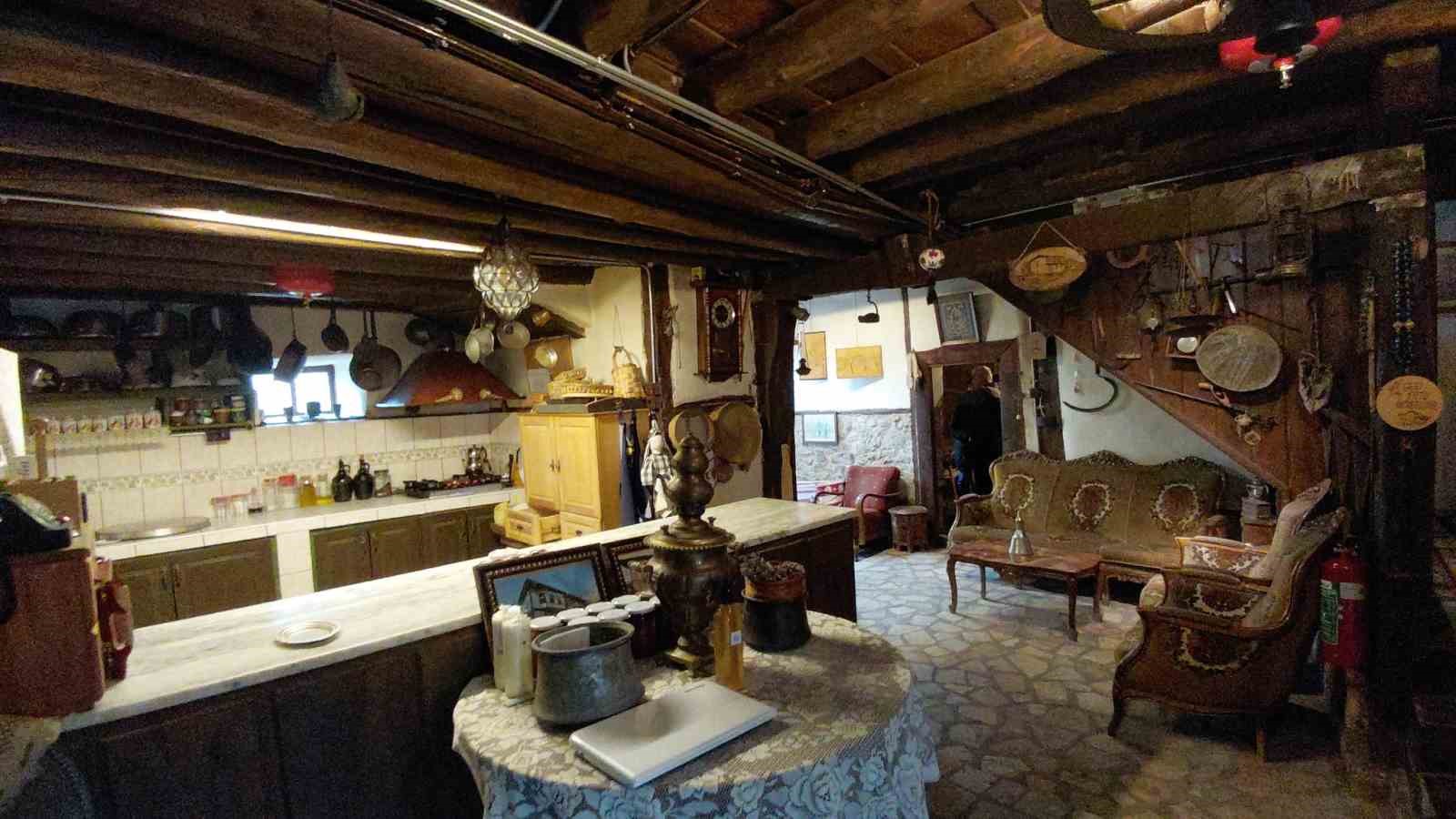 Bolu’daki tarihi konağa tatilcilerden yoğun ilgi
Bolu’daki tarihi konağa tatilcilerden yoğun ilgi