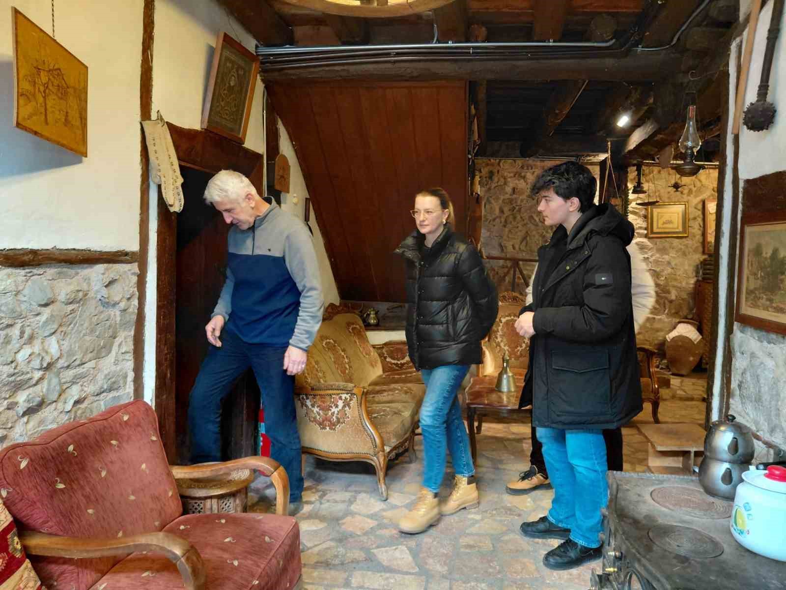 Bolu’daki tarihi konağa tatilcilerden yoğun ilgi
Bolu’daki tarihi konağa tatilcilerden yoğun ilgi