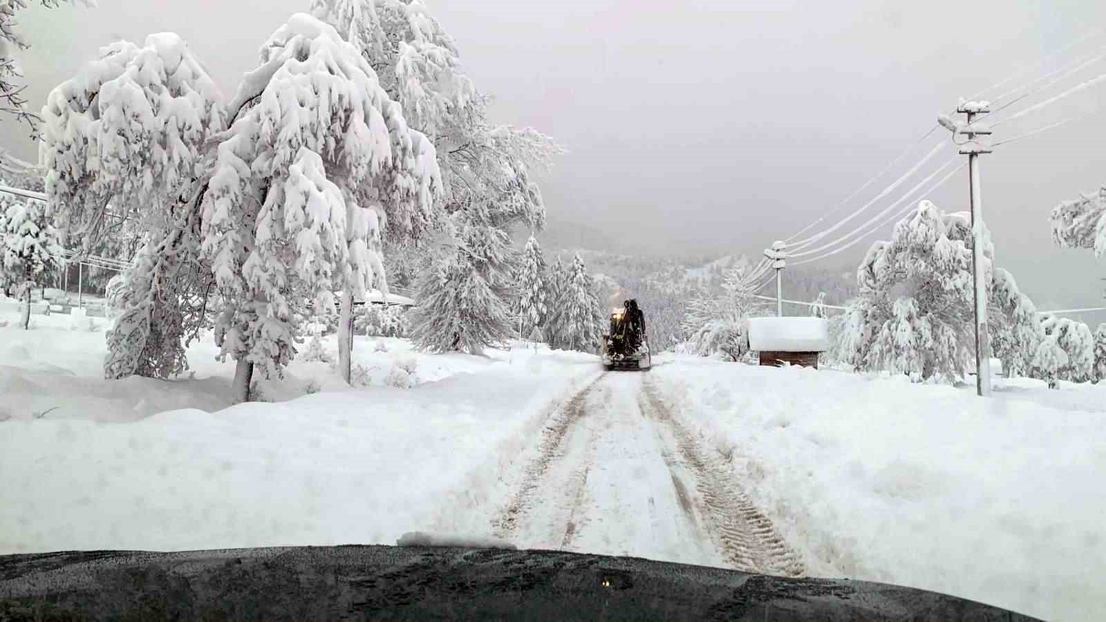 Bolu’nun Mengen ilçesinde hummalı çalışma: 18 köy yolu ulaşıma kapalı

