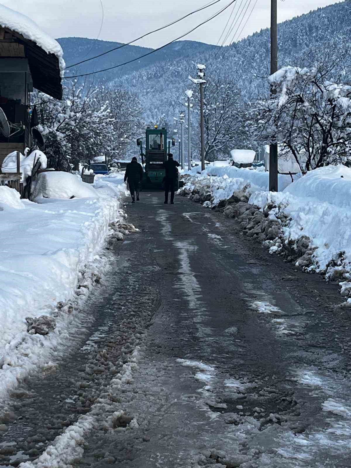 Bolu’nun Mengen ilçesinde hummalı çalışma: 18 köy yolu ulaşıma kapalı
