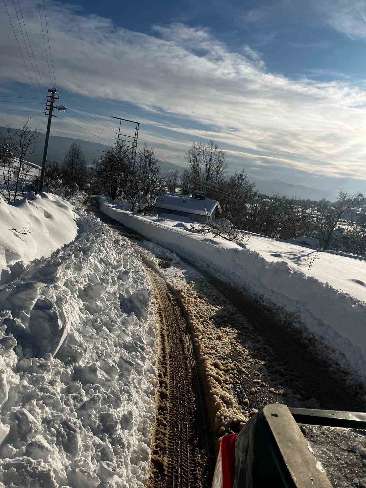 Bolu’nun Mengen ilçesinde hummalı çalışma: 18 köy yolu ulaşıma kapalı

