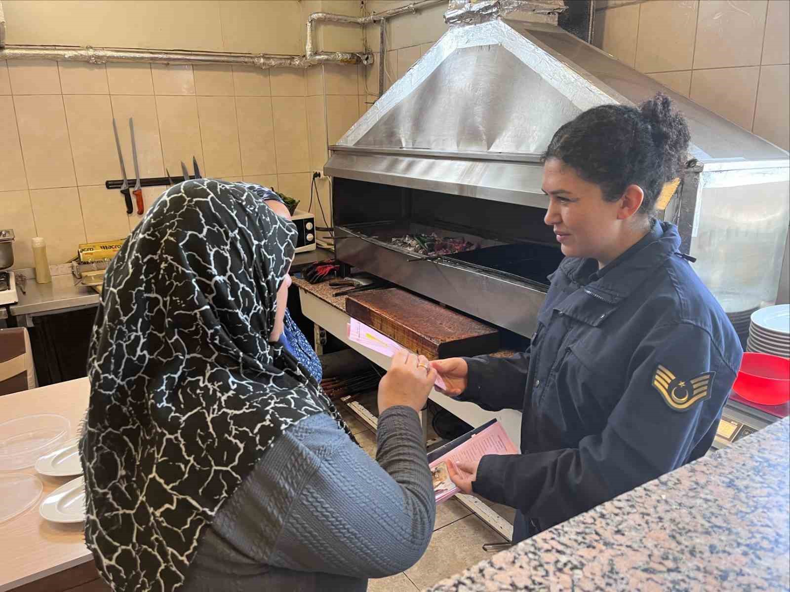 Bolvadin’de jandarma vatandaşlara kadına şiddetle mücadeleyi anlattı
