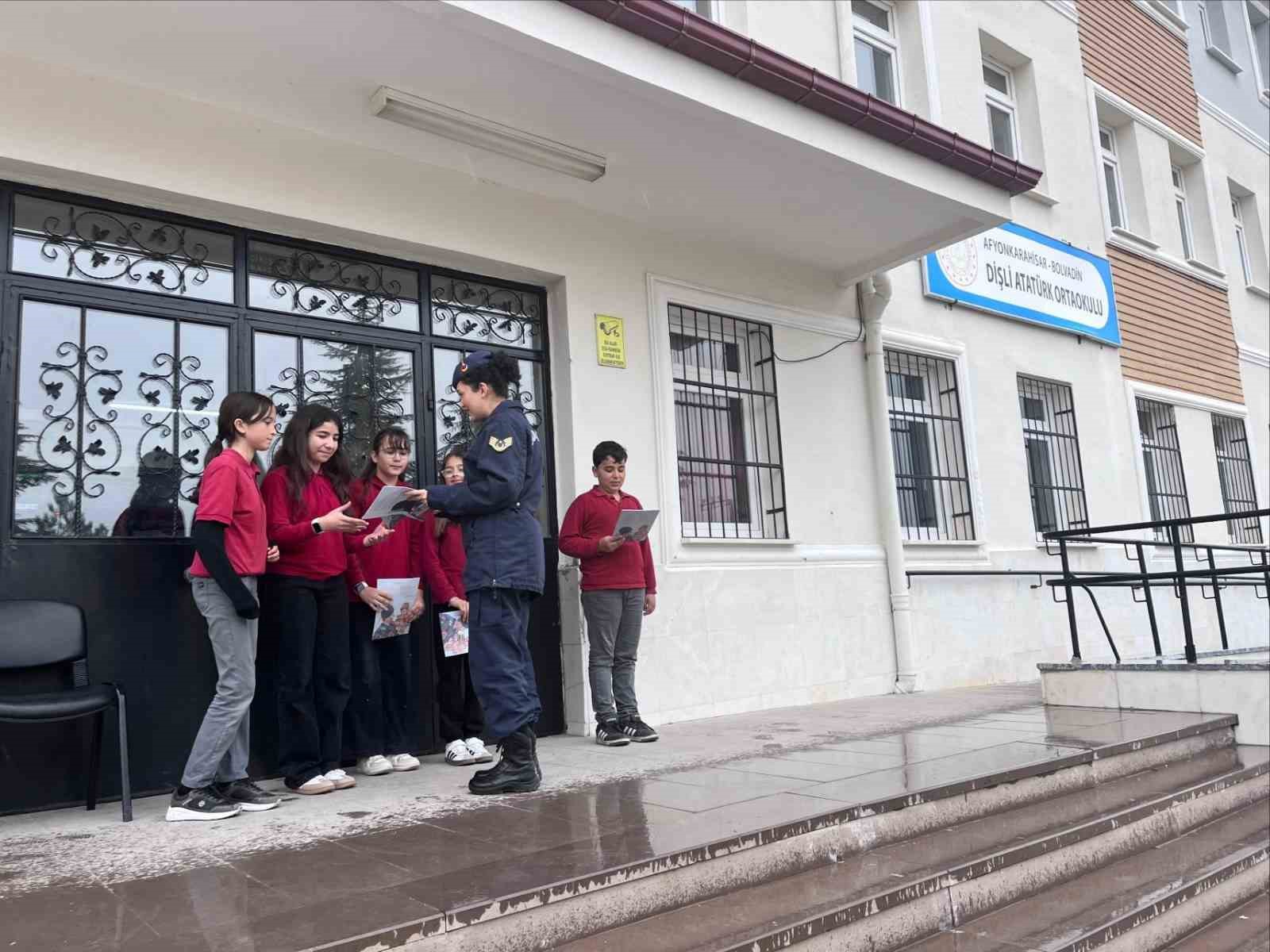 Bolvadin’de jandarma vatandaşlara kadına şiddetle mücadeleyi anlattı
