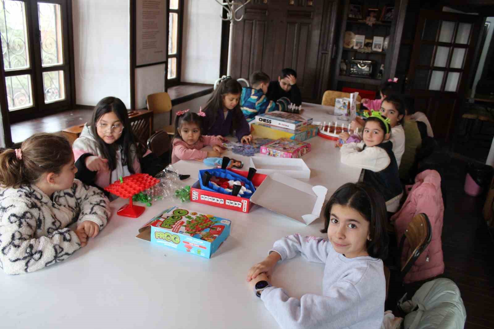 Bor İlçe Halk Kütüphanesi’nden annelere eğitim, çocuklara eğlence
