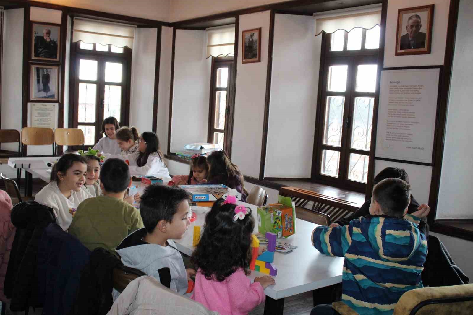 Bor İlçe Halk Kütüphanesi’nden annelere eğitim, çocuklara eğlence
