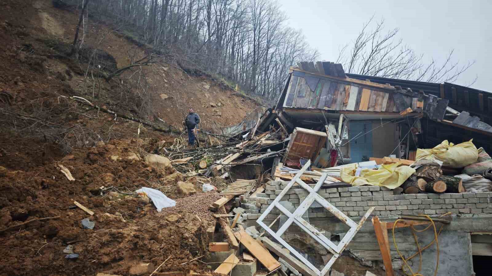 Borçka’da kar sonrası toprak kayması yaşandı
