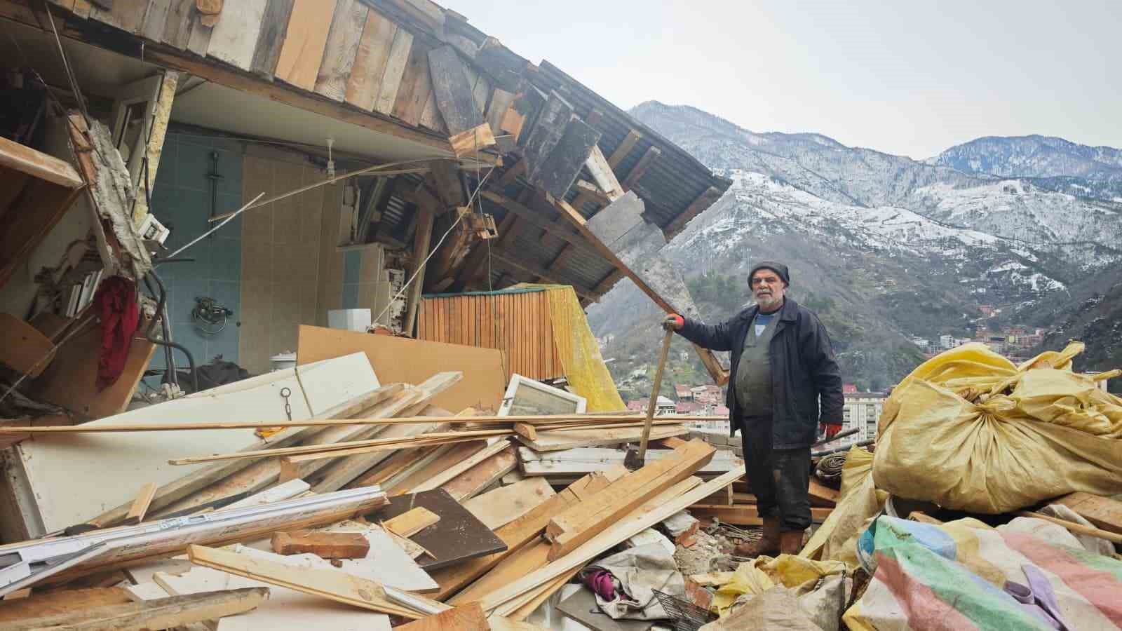 Borçka’da kar sonrası toprak kayması yaşandı
